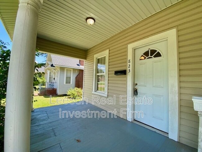 Building Photo - 823 Linden St