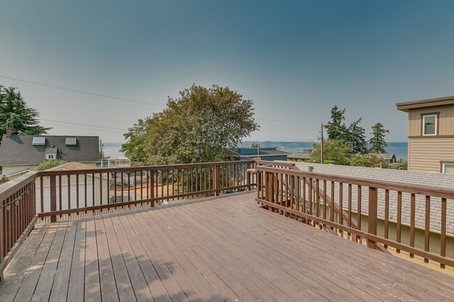 Building Photo - Water View Kirkland home West of Market st...