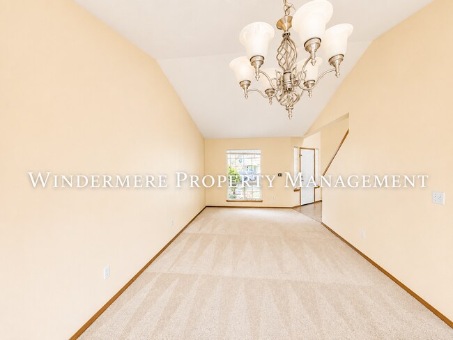 Foto del edificio - Bright and Spacious 4 Bedroom in Convenient CK location with fenced backyard and 3 car garage