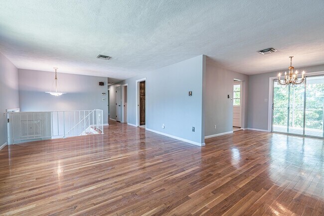 Building Photo - 20 Fieldstone Dr