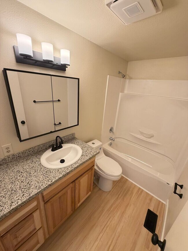 Foto del edificio - Newly Remodeled 2 Bedroom with Fenced yard!