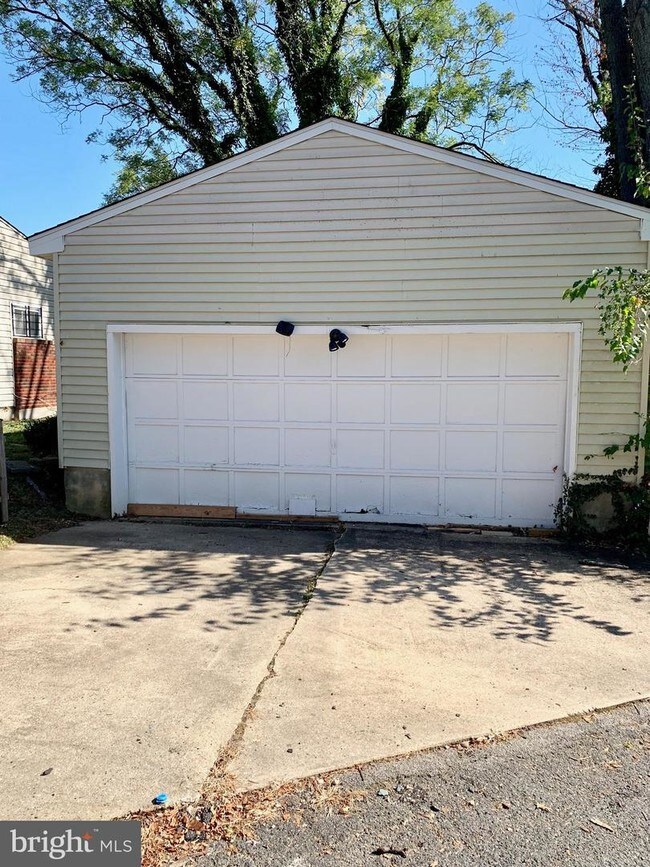 Building Photo - 5500 Laurelton Ave