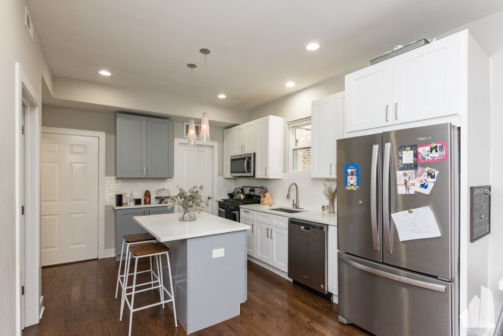 Primary Photo - 3570 W Dickens Ave