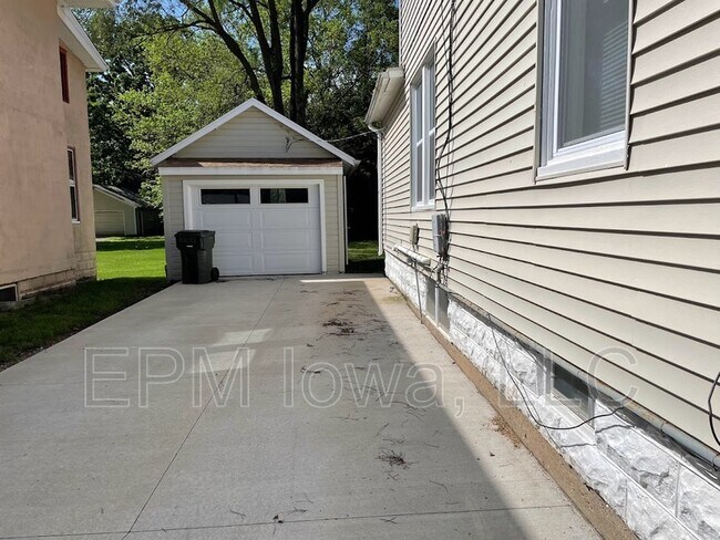 Building Photo - 824 W 7th St