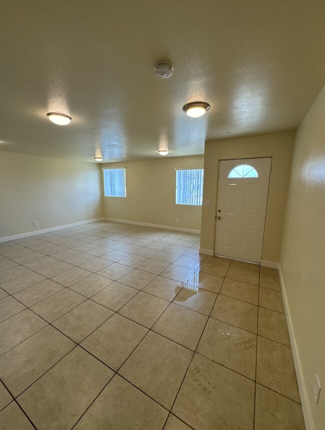 Foto del edificio - 617, 617 1/2, 619 W 83rd St.