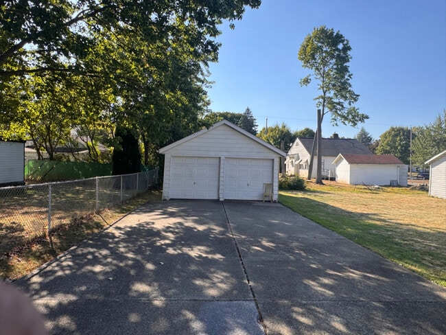 Building Photo - 576 Noah Ave