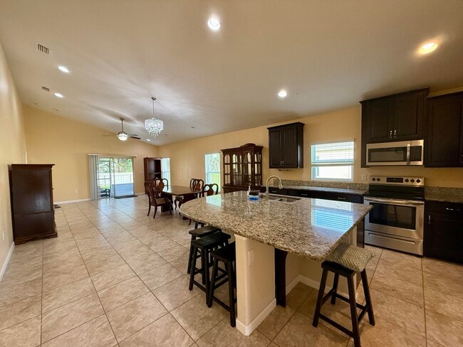 Building Photo - 5997 Ridge Lake Cir