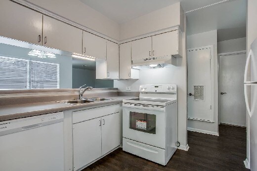 Building Photo - ALAMO HEIGHTS DUPLEX - LARGE CORNER LOT