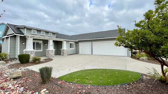 Building Photo - Single Level 4-Bedroom with 3-Car Garage i...
