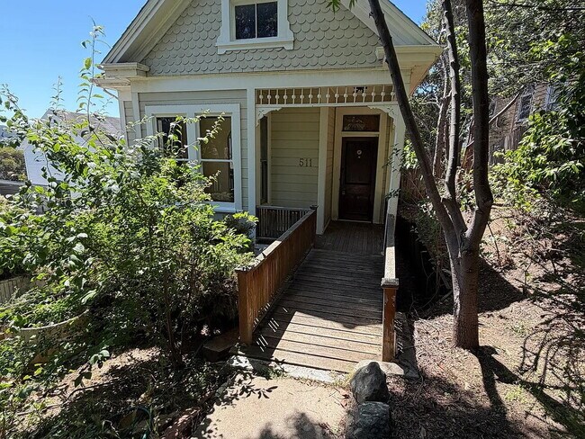 Foto del edificio - Freshly painted charming eccentric small Victorian house