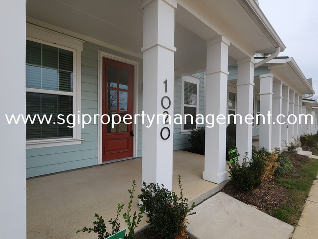 Building Photo - Gorgeous townhome ready for move in