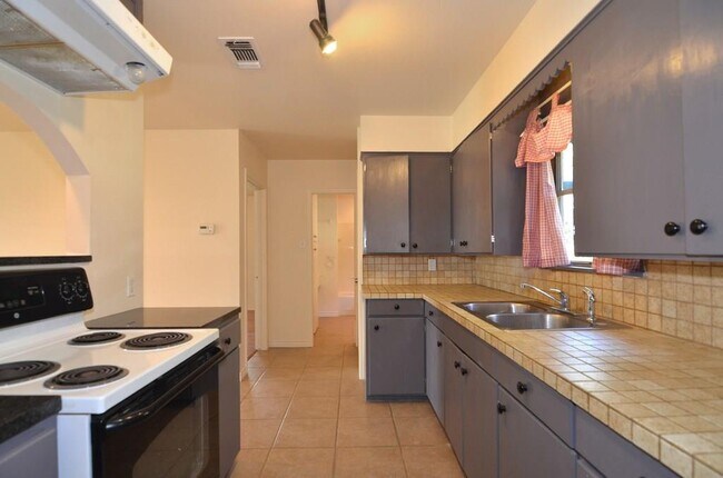 Foto del edificio - 182 Patten Dr