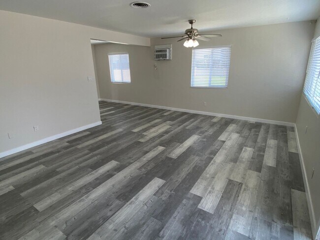 Building Photo - Amazing Home Large Lot