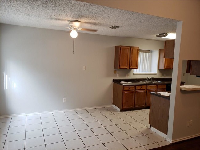 Building Photo - 925 Larue Dr