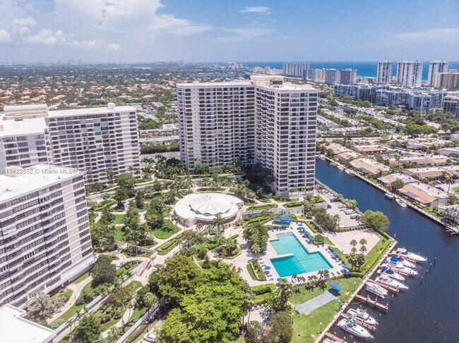 Building Photo - 2500 Parkview Dr
