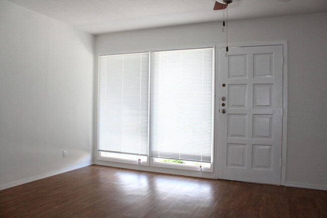 Building Photo - 200 E Castellano Dr