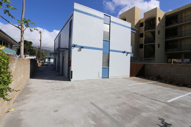 Building Photo - Moiliili - Date St - 3 Bdrm/1.5 Bath/1 Prk...