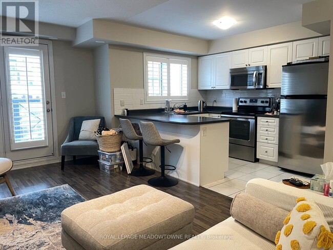 Building Photo - 2464 Post Rd