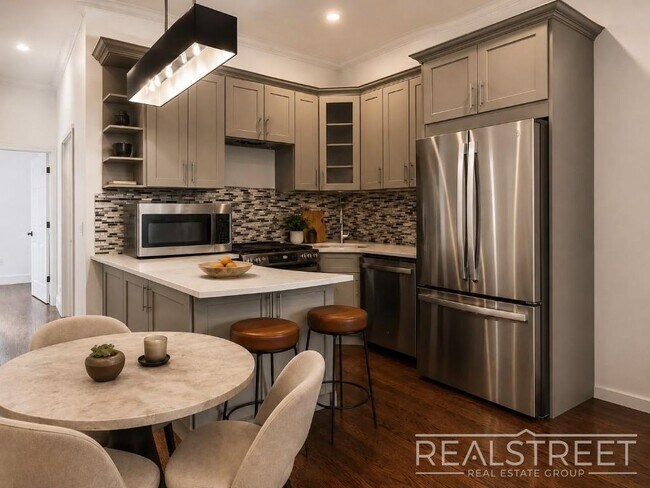 Foto del edificio - Available Now | Flexible 2BR / Flex 3BR Near the L