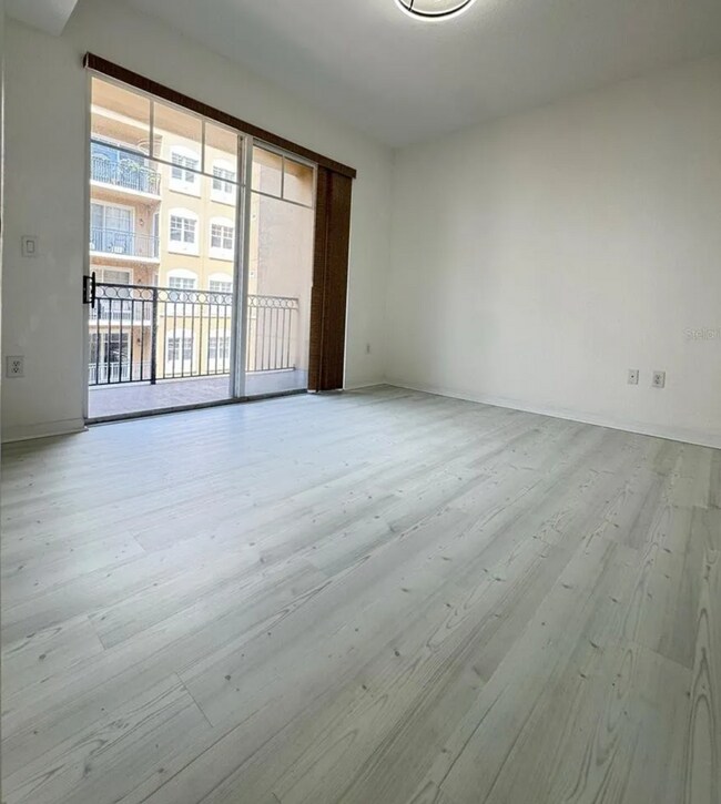 Maestro Ste - 1064 N Tamiami Trl