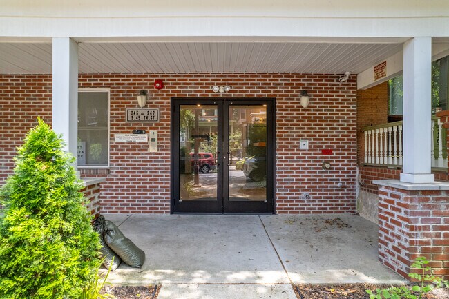 Entrada - The Gardens on 45th Street