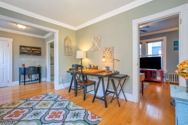 Building Photo - 142 Forest St