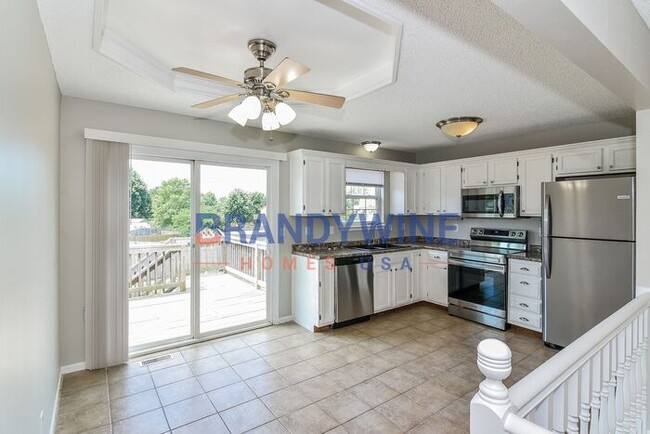 Building Photo - 1,845 GREENWOOD, MO 3 BDRM - 2.5 BATH CORN...