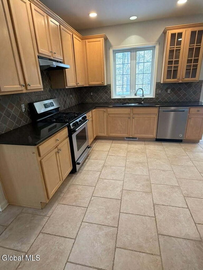 Building Photo - 7 Clearwater Ct