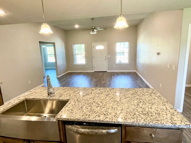 Foto del edificio - Open Floor Plan 3/2 w/Rural Atmosphere