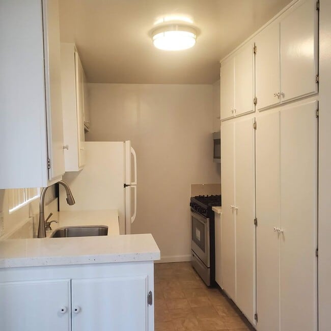 Building Photo - 2212 S Bentley Ave