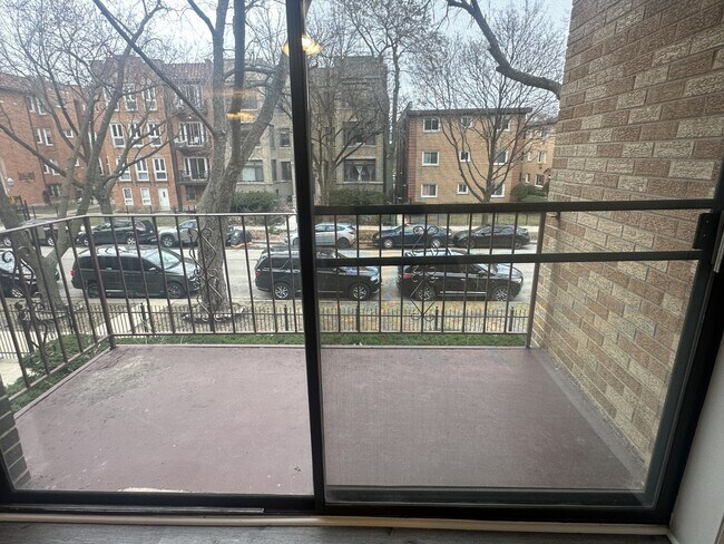 Building Photo - 1629 W Greenleaf Ave