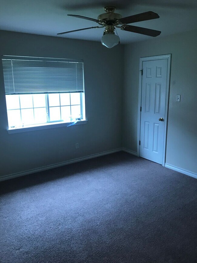 Foto del edificio - Spacious Duplex Available In Steeplechase ...