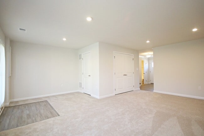 Building Photo - Cascadia Townhome With Included Community ...
