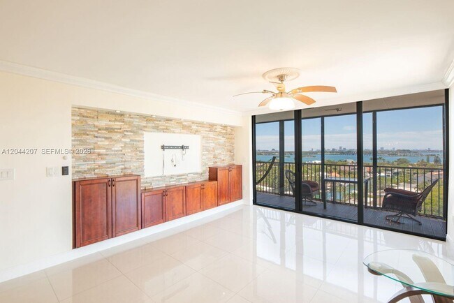 Foto del edificio - 2500 NE 135th St