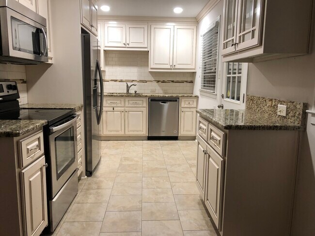 Ktichen - 1872 Canmont Dr NE
