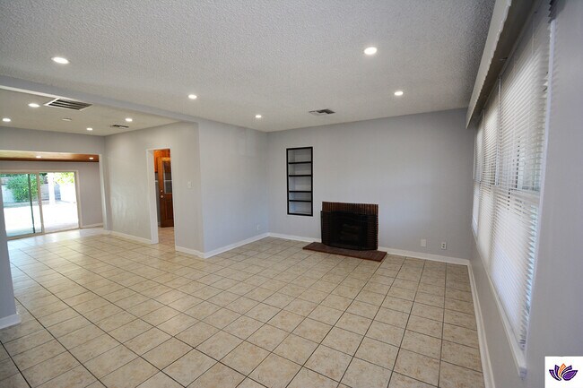 Foto del edificio - 1925 N Pass Ave