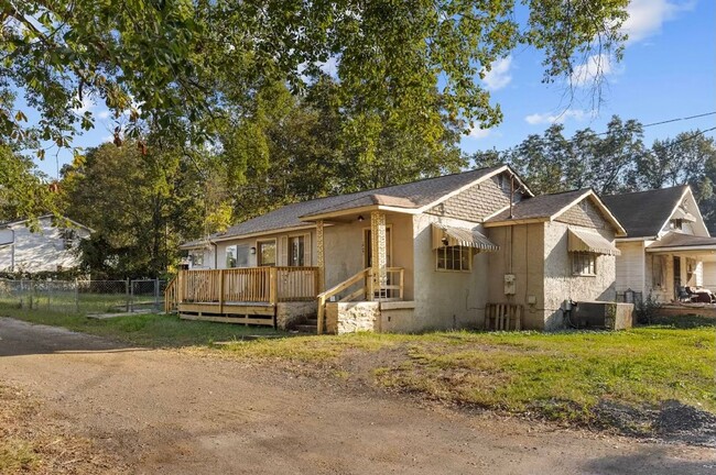 Building Photo - Newly renovated 3 bedroom 2 bath home.