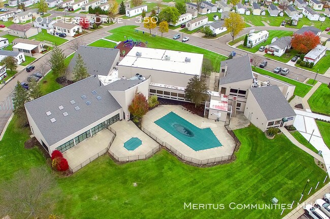 Building Photo - Spacious home!