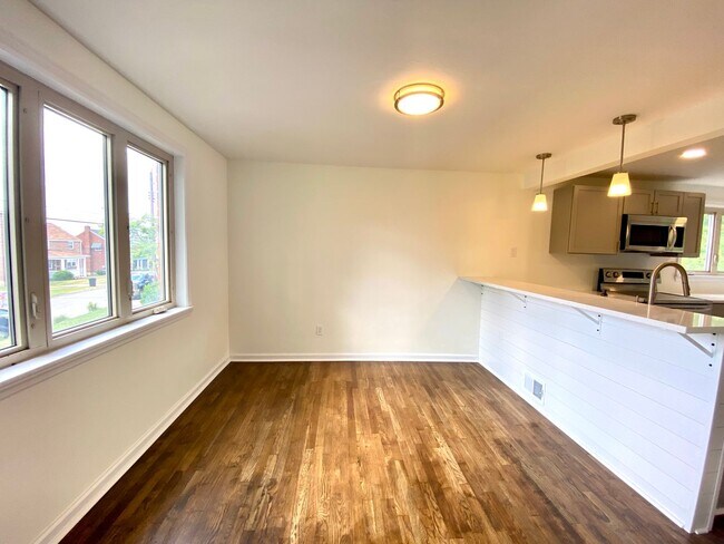 Building Photo - Newly Updated 3 Bed/2 Bath available Augus...
