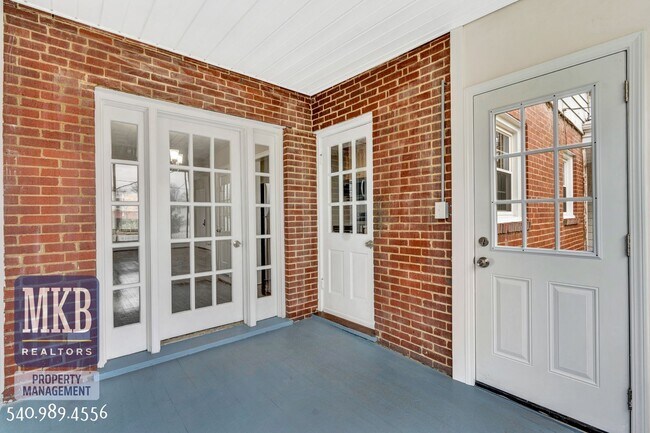 Foto del edificio - Beautiful 2 Bedroom, 1 Bath Duplex in SW Roanoke City