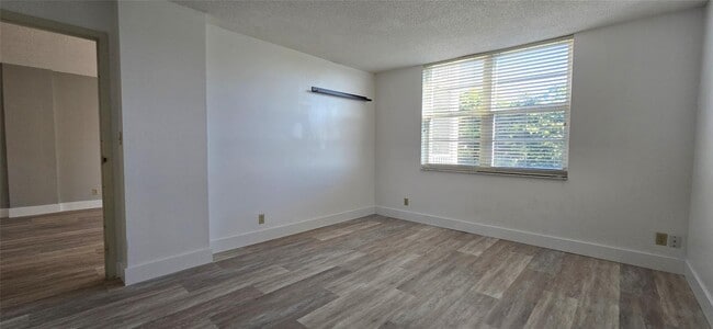 Foto del edificio - 250 Jacaranda Dr