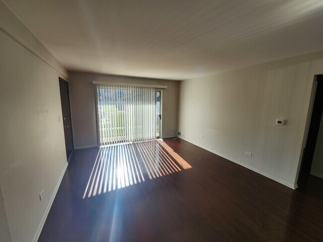 Foto del edificio - 872 S Plum Grove Rd