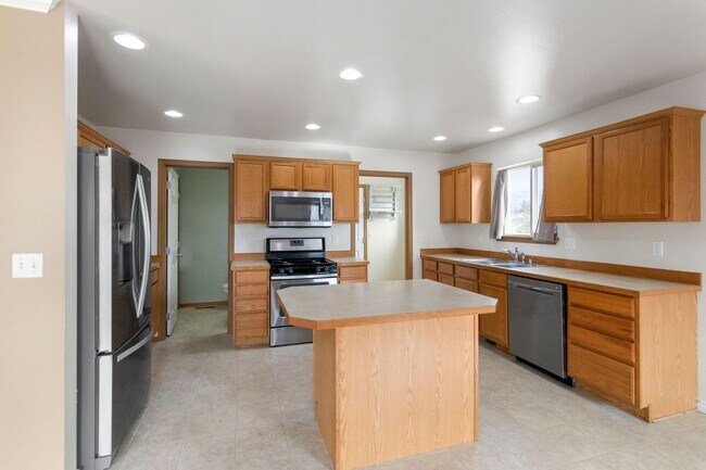 Foto del edificio - 4 Bed 2.5 Bath - Excellent Condition - Pet...