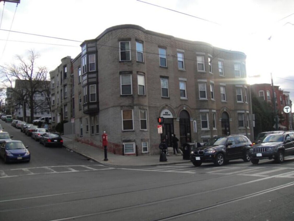 Building Photo - Huntington 4-Bed