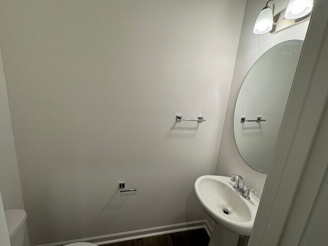 Foto del edificio - New 3 bedroom 2 1/2 bath home Minutes from I-85 and shopping