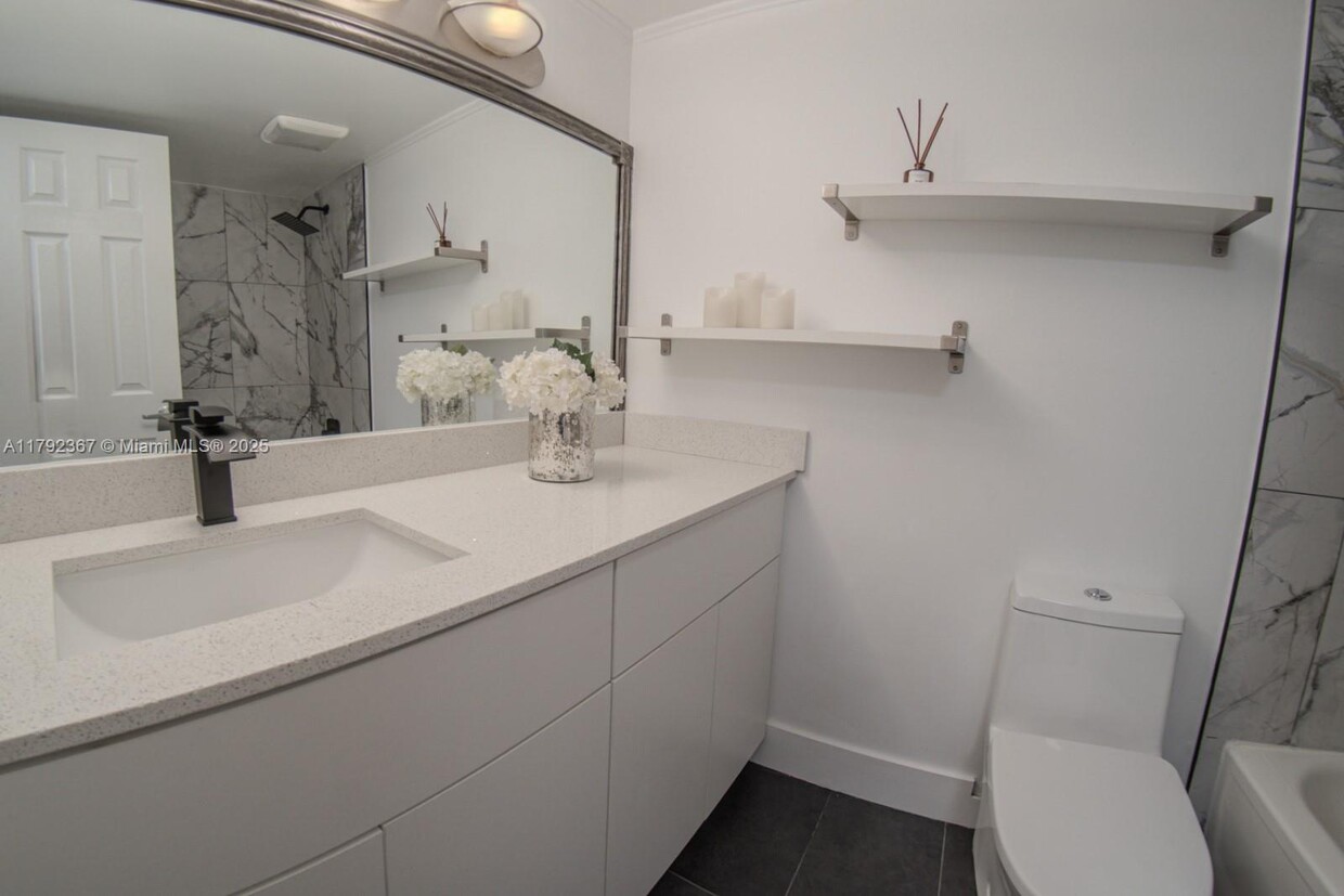 Foto principal - 18181 NE 31st Ct