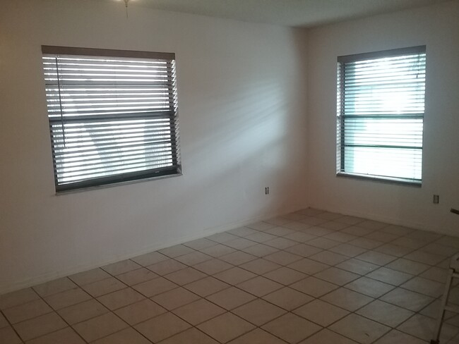 Building Photo - 2 Bedroom 1 Bath Duplex in Winter Park for...