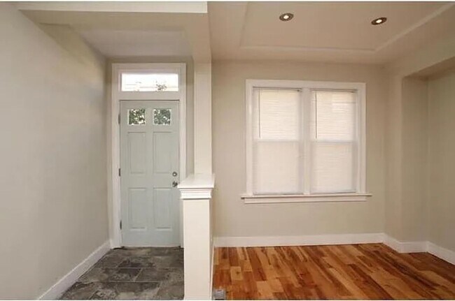 Building Photo - Spacious Three Bedroom Home in Point Breeze!