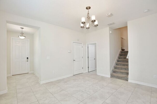 Foto del edificio - Beautiful 4/3.5 Townhome with a Spacious 2 Car Garage Located in Trails at Moss Park - Orlando