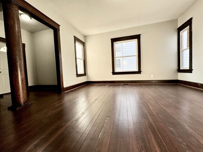 Foto del edificio - 3-Bedroom Home Blending Historic Charm & Modern Style in 12 Points District